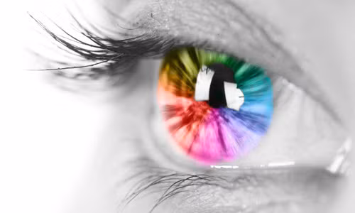 Đôi mắt "siêu nhân". Mắt của người bình thường có khả năng phân biệt được 7 triệu màu. Tuy nhiên, một số người trên thế giới có khả năng phân biệt được 100 triệu màu. Những người này nhìn thấy nhiều màu sắc vô hình mà những người khác không thể thấy.