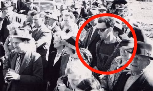 Bức ảnh chụp năm 1941 tại Cầu South Forks, Gold Bridge, Canada khiến giới khoa học đau đầu đi tìm lời giải về việc du hành vượt thời gian. Bởi lẽ, giữa đám đông ăn mặc theo trời trang thập niên 40 thì có một người đàn ông trong trang phục hiện đại với áo phông và cardigan, đeo kính râm và mang theo một chiếc máy ảnh trước ngực. Phong cách ăn mặc này không phù hợp với thời trang những năm 1940.