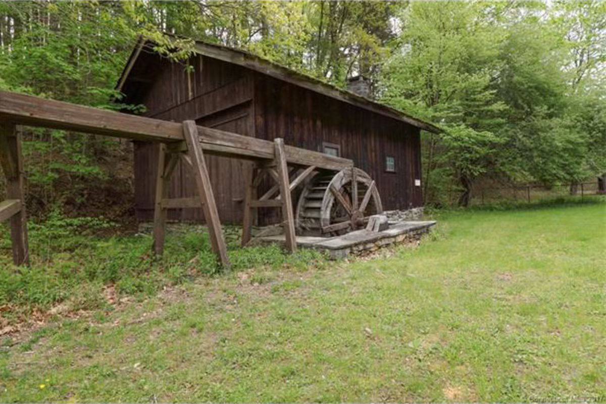 Vào thời điểm ấy, thị trấn Johnsonville thuộc sở hữu của Raymond Schmitt. Sau sự kiện nhà máy sản xuất rượu gặp hỏa hoạn do sét đánh, ông Schmitt đã làm nhiều điều để khôi phục lại sự phát triển của thị trấn như trước nhưng không thành công.