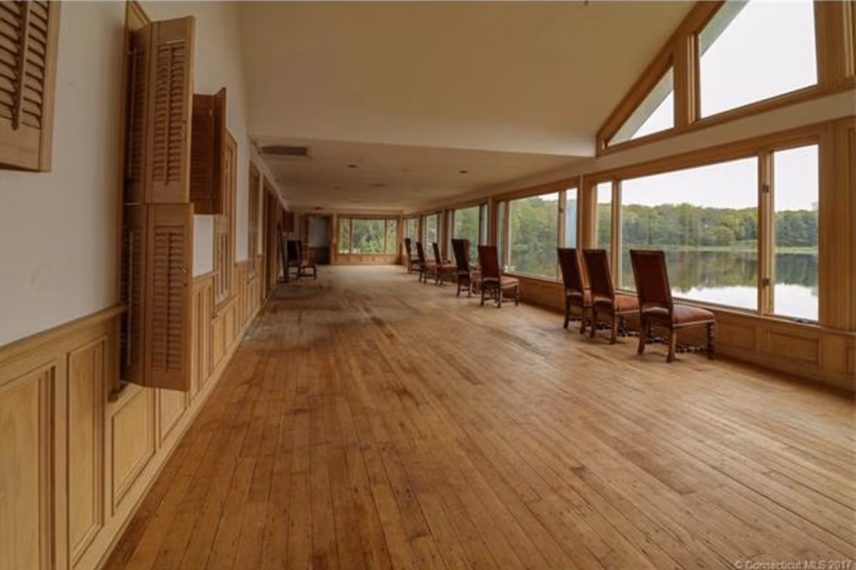 Tuy nhiên, do việc kinh doanh tại thị trấn này không hiệu quả nên gia đình ông Schmitt quyết định đóng cửa Johnsonville và rao bán nơi đây với giá 3,5 triệu USD vào năm 1994. Tuy nhiên, không có người nào hứng thú muốn mua thị trấn này.