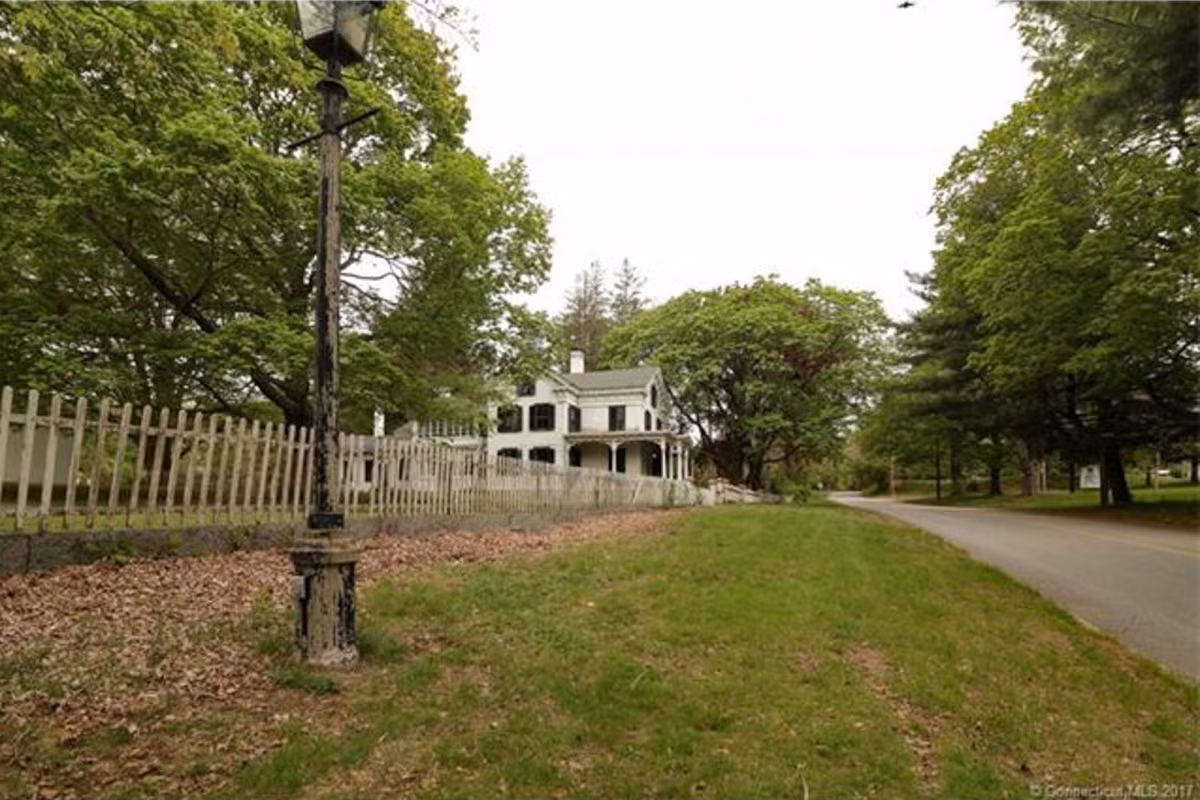 Vào năm 1988, The New York Times đã in một mẩu quảng cáo, mời gọi du khách tới thăm Johnsonville thông qua lễ hội "Forgotten Arts" do gia đình ông Schmitt tổ chức.