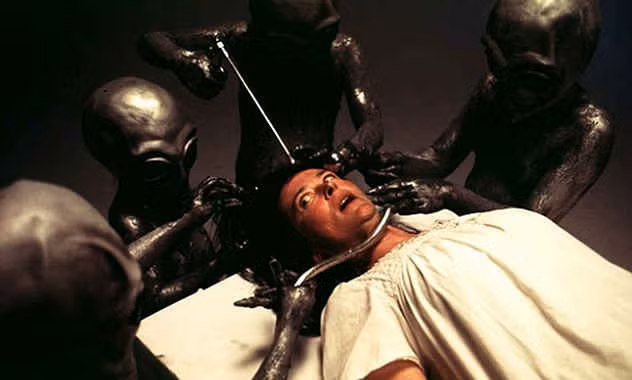 Theo lời kể của bà G, khi đang phơi đồ ở vườn sau, người phụ nữ này nhận thấy có một ánh sáng màu xanh lạ chiếu rọi từ trên xuống.