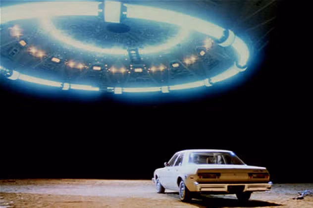 John Day là người không tin vào UFO hay người ngoài hành tinh. Tuy nhiên, mọi điều đã thay đổi vào tháng 10/1974. Khi trở về nhà ở Essex, Anh cùng với vợ con, gia đình ông đã có cuộc "chạm chán" người ngoài hành tinh, thậm chí là bị bắt cóc.