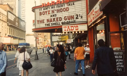 Nhiếp ảnh gia Mitch O’Connell đã chụp được một số bức ảnh giá trị về Quảng trường Thời đại những năm 1980.