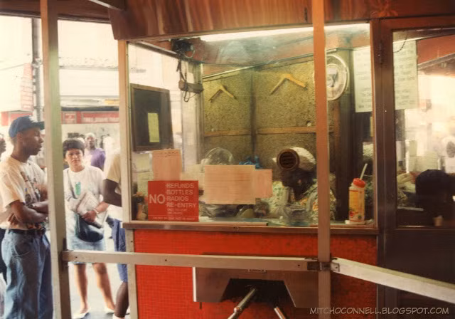 Quảng trường Thời đại luôn đông đúc người qua lại.