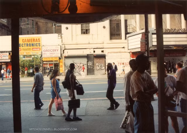 Rất nhiều người đến Quảng trường Thời đại để vui chơi, dạo bộ hay mua sắm...