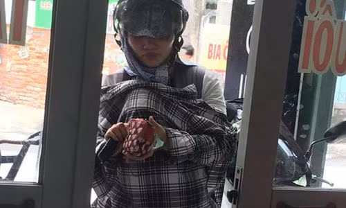 Xuc dong nguoi me tre diu con di ship hang giua trua nang