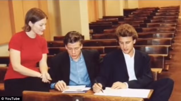 Theo những người bạn học cũ, Tổng thống Macron thường thích trò chuyện với những người lớn tuổi hơn. Thỉnh thoảng, ông ăn tối, thảo luận các vấn đề liên quan đến học tập với giáo viên, hiệu trưởng.