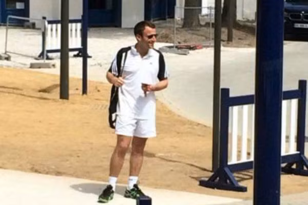 Hình ảnh khỏe khoắn, tràn đầy sức sống của ông Macron trong trang phục thể thao.