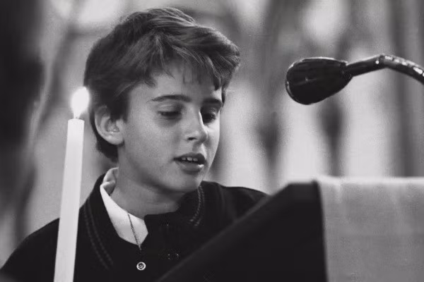 Một trong những người có ảnh hưởng lớn nhất đến cậu bé Macron là bà ngoại - Manette. Bà là một giáo viên. Tổng thống Emmanuel Macron từng chia sẻ với phóng viên rằng bà ngoại là người truyền cho ông những tư tưởng cánh tả và đam mê đọc sách. Từ thời đi học, ông đã nổi tiếng là có nhiều sách hay.