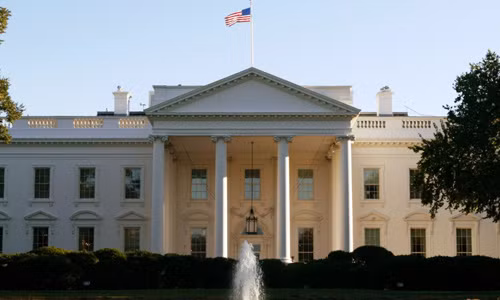 Nhà Trắng ở Washington, DC, có lẽ là dinh Tổng thống nổi tiếng nhất thế giới. Phòng Oval trong Nhà Trắng là nơi Tổng thống Mỹ làm việc, họp với các chính trị gia và lãnh đạo các nước khác.