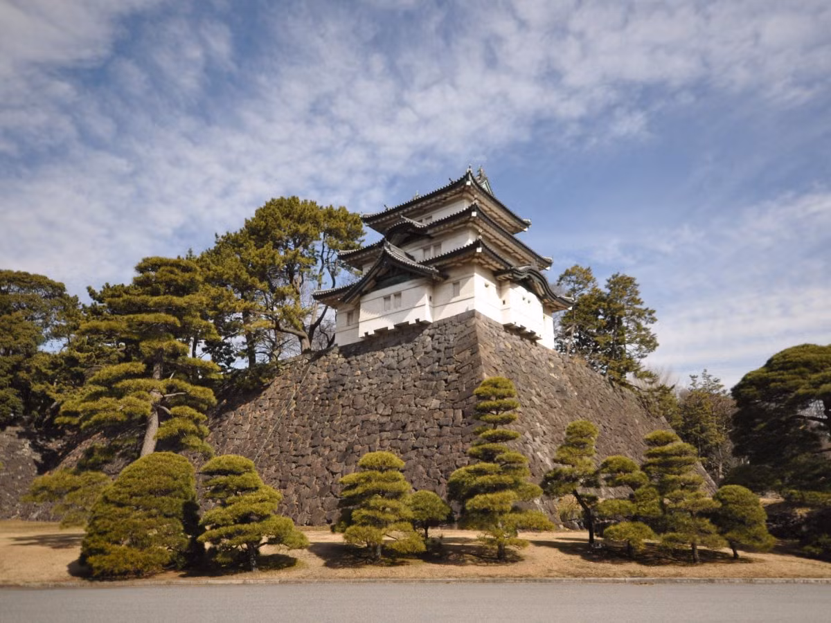Hoàng cung Tokyo là nơi ở của hoàng gia Nhật Bản từ năm 1888. Công trình nổi tiếng này tọa lạc tại khu vực cung điện Edo cũ. Bao quanh hoàng cung là những khu vườn xanh tốt và hàng rào lớn.