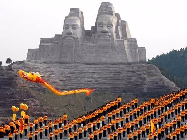 Tác phẩm điêu khắc cao hơn 105m có tên "Viêm Đế và Hoàng Đế" nằm ở tây bắc thành phố Trịnh Châu, tỉnh Hà Nam, Trung Quốc. Khởi công xây dựng năm 1991, đến năm 2007, tác phẩm này mới hoàn thành.