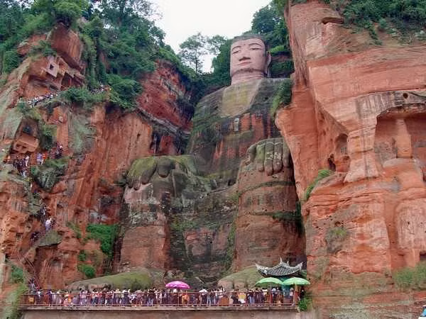 Bức tượng Lạc Sơn Đại Phật hơn 1.300 tuổi được tạc vào núi Lăng Vân, Trung Quốc là tượng Phật làm bằng đá lớn nhất thế giới. Bức tượng này nằm đối diện núi Nga Mi ở phía đông thành phố Lạc Sơn.