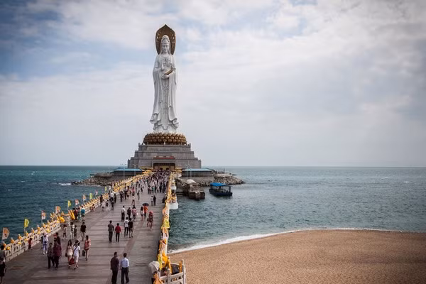 Tượng Phật bà Quan Âm ở Hải Nam, Trung Quốc cao hơn 107m. Bức tượng này nổi tiếng với ba mặt với những tư thế khác nhau: gương mặt phía bên phải hướng vào đất liền và hai gương mặt còn lại hướng về Biển Đông.