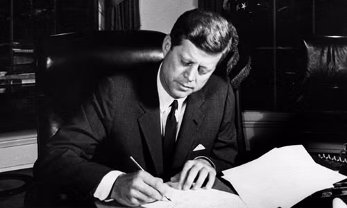 Dùng tiền lương Tổng thống Mỹ làm từ thiện. Tổng thống Mỹ John F. Kennedy đắc cử ông chủ Nhà Trắng năm 1961. Vào thời điểm ấy, Tổng thống Kennedy là một người giàu có khi gia đình ông sở hữu khối tài sản khoảng 1 tỷ USD. Thêm nữa, Tổng thống Kennedy cũng có trong tay quỹ ủy thác hàng triệu USD.