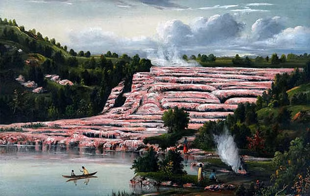 Hồ Rotomahana ở huyện Rotorua, phía bắc New Zealand từng được gọi là “kỳ quan thiên nhiên thứ 8" của thế giới và là địa điểm du lịch nổi tiếng nhất của New Zealand cho đến cuối thế kỷ 19.