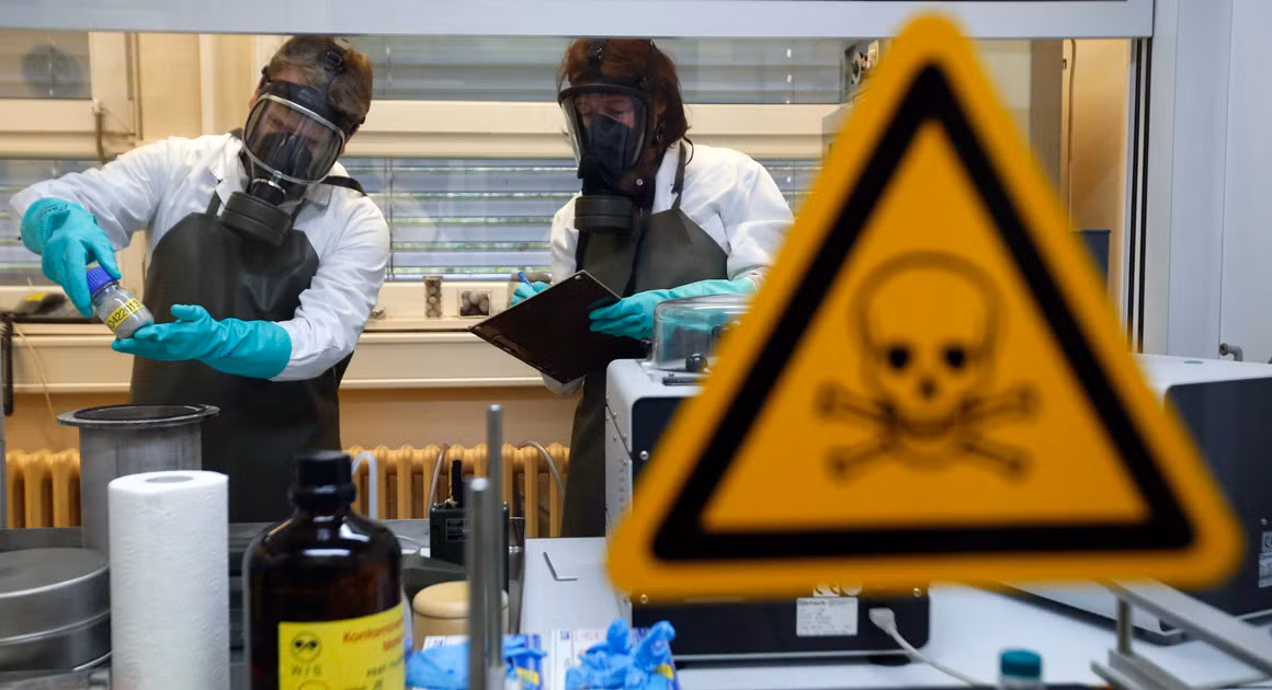 Sarin là một loại chất khi ở dạng tinh khiết thì trong suốt, không màu, không mùi, không vị. Chất độc kinh hoàng này được xếp vào danh sách vũ khí chiến tranh hóa học và là chất gây ảnh hưởng thần kinh.