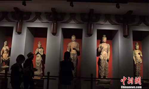 Mới đây, một cuộc triển lãm các di tích văn hóa dọc theo con đường tơ lụa được tổ chức tại Bảo tàng tỉnh Cam Túc ở Lan Châu, tỉnh Cam Túc. Theo đó, 420 cổ vật Trung Quốc được giới thiệu đến công chúng.