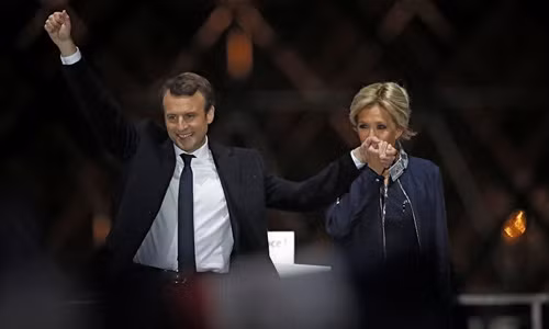 Tân Tổng thống Pháp Emmanuel Macron mới giành chiến thắng trong cuộc bỏ phiếu vòng 2. Với chiến thắng, ông Macron trở thành nguyên thủ Pháp trẻ nhất kể từ thời Napoleon. Ông cũng là nhà lãnh đạo trẻ nhất của một đất nước trong khối G7. Luôn đồng hành cùng Tổng thống Macron là người vợ Brigitte Trogneux. Chuyện tình của ông với bà Brigitte Trogneux - người vợ hơn ông 24 tuổi - nhận được sự chú ý lớn. Trong ảnh bà Brigitte nắm tay và đặt một nụ hôn lên tay chồng tại trung tâm sự kiện ở Paris sau khi ông Macron được tuyên bố là người đắc cử Tổng thống Pháp.