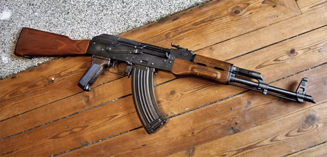 Súng trường AK-47 được đánh giá cao về độ tin cậy và độ bền trong sử dụng. Quân đội nhiều nước trang bị súng trường AK-47 cho binh sĩ. Vì vậy, loại vũ khí này được sử dụng khá phổ biến ở nhiều quốc gia.