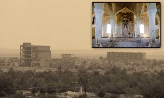 Sau cuộc chiến tranh năm 1993, toàn bộ người dân ở Agdam, Azerbaijan buộc phải chạy trốn về phía đông. Trong bối cảnh đó, những kẻ tấn công sau đó phá hủy phần lớn thị trấn. Do vậy, nơi đây dần trở thành một "thị trấn ma".