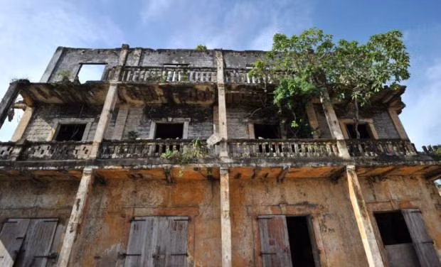 Grand-Bassam ở Bờ Biển Ngà từng là thủ đô dưới chế độ của thực dân Pháp trong thế kỷ 19 cho đến khi một trận đại dịch sốt vàng da nhấn chìm thành phố. Nhiều năm sau đó, Grand-Bassam trở thành "thị trấn ma" rùng rợn.