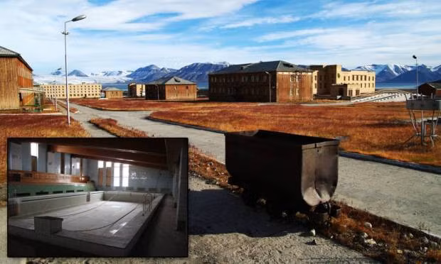 Pyramiden ở Nga từng là một khu khai thác mỏ than. Nơi đây nằm trên một hòn đảo ban đầu thuộc sở hữu của Thụy Điển nhưng sau đó được bán cho Liên Xô vào năm 1927. Đến năm 1998, khi nguồn khoáng sản cạn kiệt, hơn 1.000 người dân của thị trấn đã rời Pyramiden và biến nơi đây thành thị trấn ma heo hút, vắng bóng người.