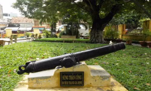 Giai ma 12 khau sung than cong nha Nguyen bi Phap “biet giam“