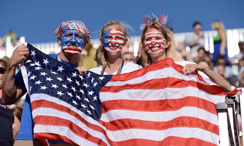 Tại Mỹ, việc chọn ngôn ngữ nào phụ thuộc vào quy định từng bang, quyết định của trường và lựa chọn của phụ huynh, học sinh.