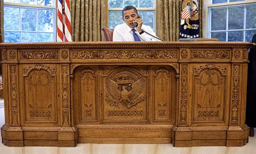 Chiếc bàn mà Tổng thống Obama từng sử dụng trong phòng Bầu dục có tên là Resolute, tới từ một tàu Hải quân Anh. Tàu HMS Resolute bị bỏ hoang tại một vùng biển không có người qua lại vào giữa thế kỷ 19 và bị mắc kẹt trong băng ở Bắc Cực. Về sau, Nữ hoàng Victoria đề nghị sử dụng gỗ của con tàu để đóng một chiếc bàn trước khi nó được đưa tới Mỹ và đặt trong Nhà Trắng. Nhiều Tổng thống Mỹ sử dụng cùng một chiếc bàn làm việc. Tuy nhiên, cũng có ông chủ Nhà Trắng chọn một chiếc mới so với người tiền nhiệm.