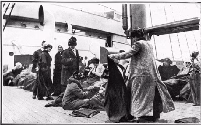 Do thuộc diện phụ nữ, trẻ em và là hành khách ở khoang hạng Nhất nên mẹ con bà Bowerman được ưu tiên xuống những chiếc xuồng cứu hộ đầu tiên. Chính vì vậy, họ đã may mắn sống sót.