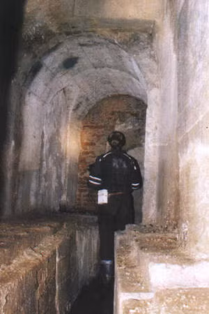 Trong quá trình xây dựng hầm mộ, nhiều sự cố sập hầm xảy ra, khiến nhiều người bị chôn sống. Một giả thuyết khác được đưa ra để lý giải về âm thanh tiếng đàn organ ma quái. Chuyện kể về một chàng thanh niên ở Jihlava sống vào thế kỷ 15 rất có tài chơi đàn organ.