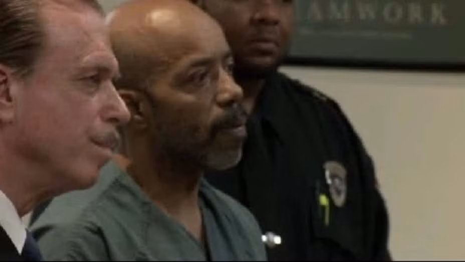 Vincent Bright sống tại Detroit, Mỹ đã đào trộm, đem xác cha là ông Clarence Bright, 93 tuổi, từ Nghĩa trang Gethsemane về nhà hồi tháng 1/2013.