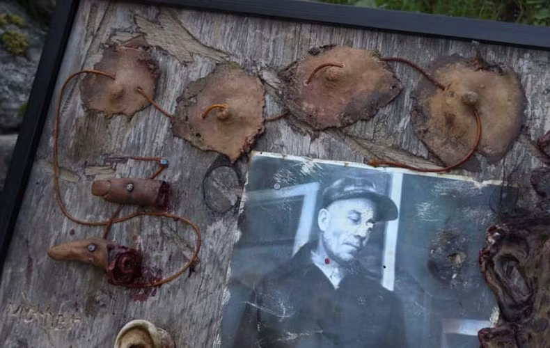 Sau khi trộm xác những người phụ nữ trung niên mà hắn cho rằng họ có hình dáng rất giống với mẹ của gã là Augusta đem về giải phẫu, Ed Gein giữ xác nạn nhân trong nhà làm đồ lưu niệm.