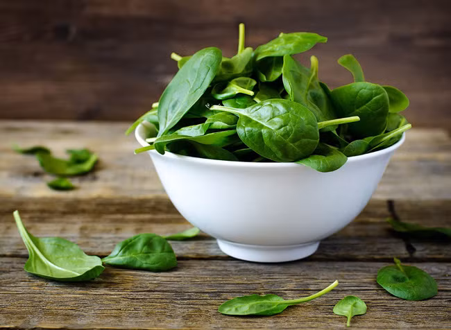 6. Rau bina tươi. Rau bina là nguyên liệu tuyệt vời cho món salad, tuy nhiên khi được nấu chín sẽ làm giảm axit oxalic không tốt cho sức khỏe, tăng khả năng hấp thụ vitamin A, E, protein, chất xơ và kẽm. 1 bí quyết để tăng khả năng hấp thụ chất sắt là nên kết hợp rau bina với các thực phẩm giàu vitamin C (quýt, cam).