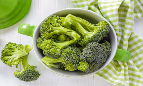 1. Thói quen nấu ăn luộc rau làm mất đi khá nhiều chất dinh dưỡng, đặc biệt là vitamin C bị hòa tan trong nước. Cách chế biến giữ được tối đa các chất có ích cho sức khỏe là hấp và đậy kín vung.