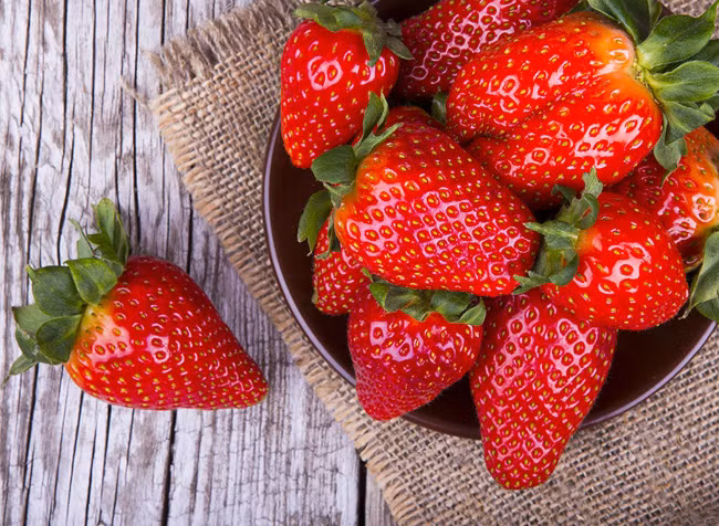 10. Thái lát dâu tây trước khi ăn. Dâu tây là loại trái cây chứa rất nhiều vitamin C. Tuy nhiên chất này rất nhạy cảm với ánh sáng và oxy. Vì vậy, khi thái lát dâu tây trước khi ăn sẽ làm vitamin C bị mất đi đáng kể.