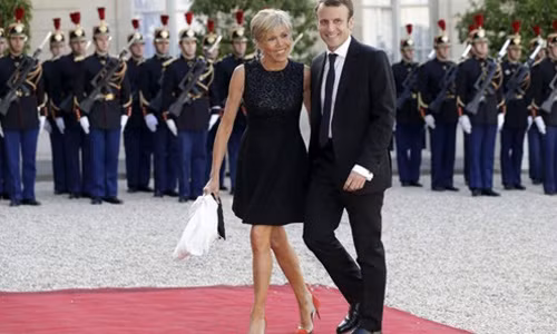 Sau khi chiến thắng trong cuộc bầu cử vòng 2 ngày 7/5, ông Emmanuel Macron trở thành Tổng thống đắc cử Pháp. Kể từ đó, báo giới và dư luận không chỉ quan tâm đến Tổng thống đắc cử Pháp Emmanuel Macron mà còn đổ dồn sự chú ý về vợ của ông - đệ nhất phu nhân Pháp Brigitte Trogneux.