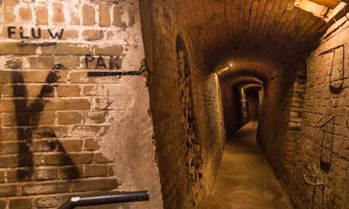 Chuyên gia Alexander Fokke cho hay phát xít Đức đã cho xây dựng mạng lưới đường hầm với đầy đủ tiện nghi, từ không gian, hành lang cho đến nơi chứa vũ khí, đạn dược, phòng ngủ, phòng bếp, nhà xông hơi và nhà vệ sinh.