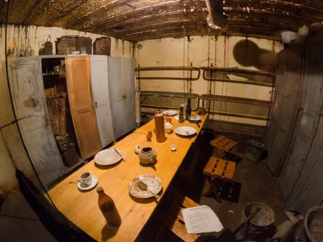 Khi ấy, khoảng 135.000 người dân địa phương được yêu cầu chuyển đến nơi khác sinh sống để Hitler cho xây dựng thành phố ngầm dưới lòng đất có sức chứa 3.300 binh lính. Ngoài ra, phát xít Đức cũng cho xây dựng 900 tòa nhà quân sự từ 100.000 m3 bê tông cốt thép.