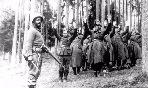 Một nhóm lính Đức quốc xã giơ tay đầu hàng sau khi phe phát xít thất bại ở mọi mặt trận.