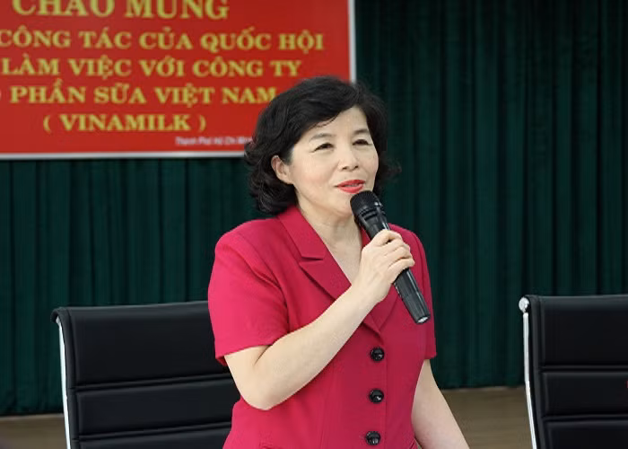 Bà Mai Kiều Liên – Chủ tịch HĐQT kiêm Tổng Giám Đốc Vinamilk báo cáo với đoàn công tác về kết quả thực hiện đề án cổ phần hóa Vinamilk từ năm 2003 đến nay.