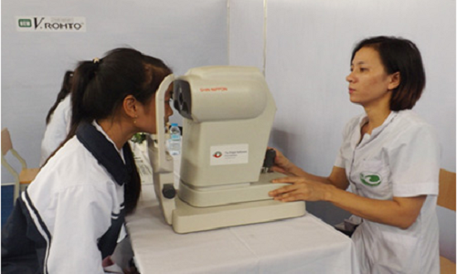 Người dân được khám mất bằng máy móc và trang thiết bị hiện đại nhất