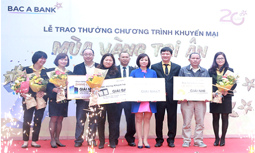 Đại diện Ngân hàng Bắc Á trao thưởng cho khách hàng.