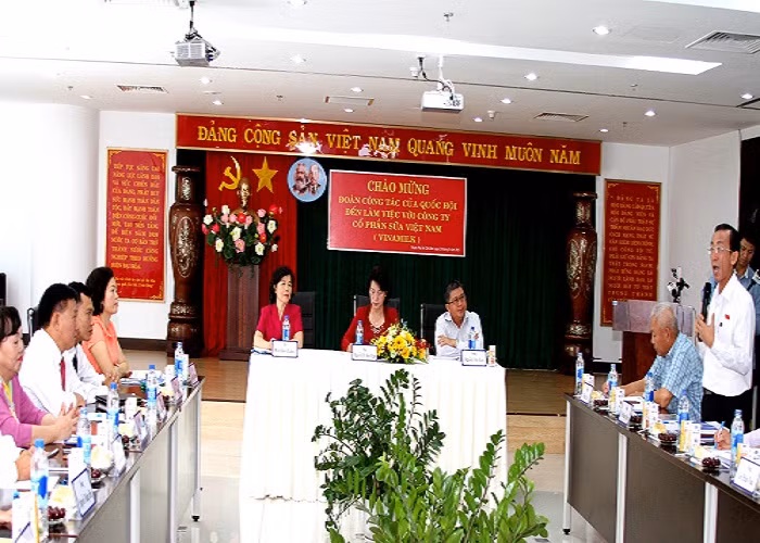 Đoàn công tác của Quốc hội đến làm việc tại Vinamilk.