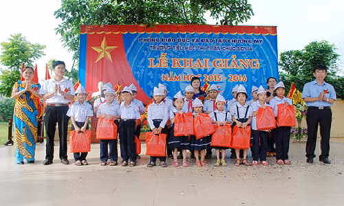 EVN HANOI tang vo cho HS hoan canh kho khan dip khai giang-Hinh-4