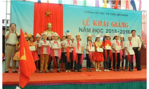 EVN HANOI tang vo cho HS hoan canh kho khan dip khai giang-Hinh-6
