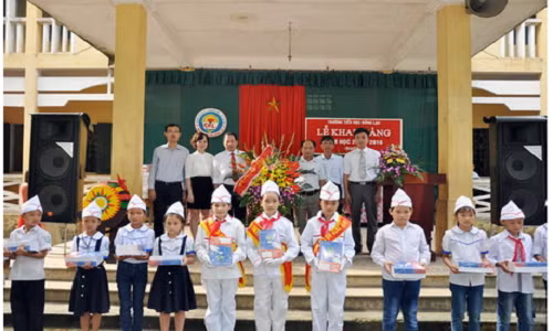 EVN HANOI tang vo cho HS hoan canh kho khan dip khai giang-Hinh-3