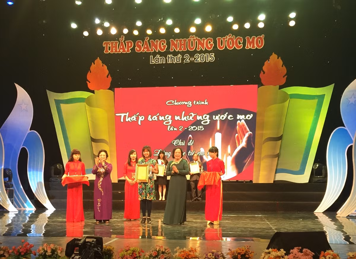 Trao 1.000 phan qua cho tre em ngheo-Hinh-2